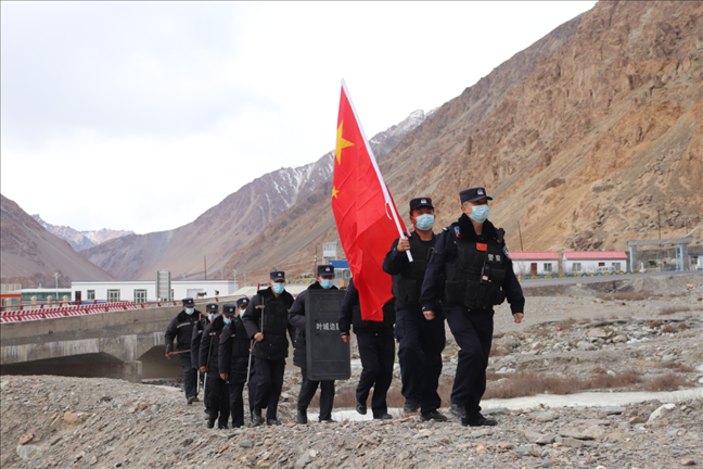 陳暢帶領(lǐng)民警巡邏。受訪者供圖