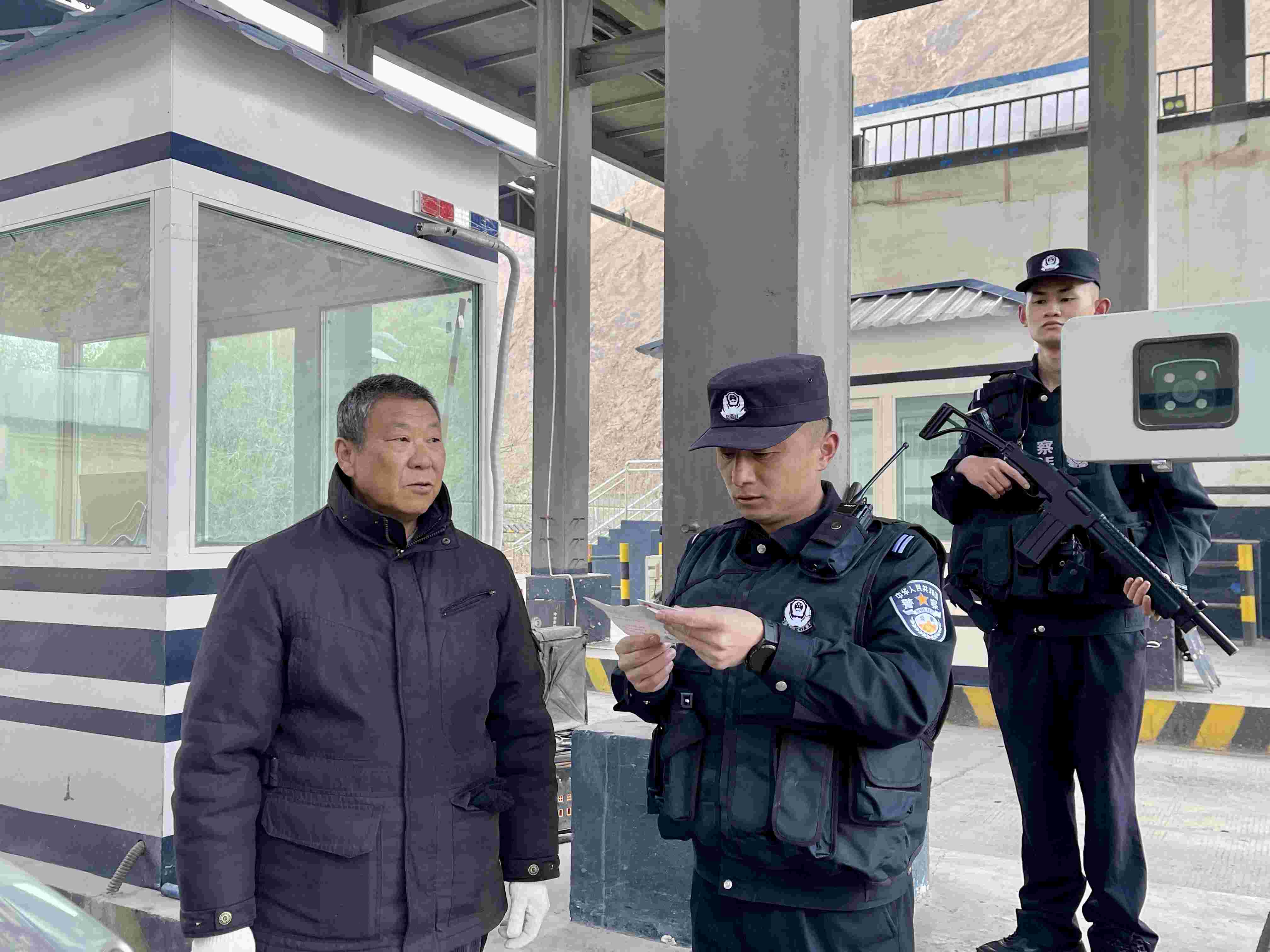 在庫(kù)地邊境檢查站，陳暢核對(duì)進(jìn)出邊境管理區(qū)人員信息。人民網(wǎng) 周靜圓攝