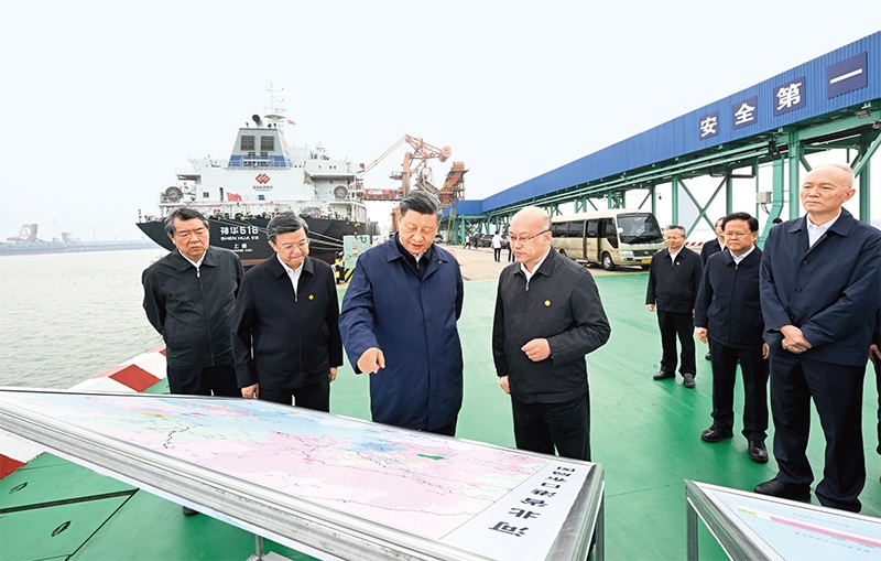 2023年5月11日至12日，中共中央總書記、國(guó)家主席、中央軍委主席習(xí)近平在河北考察，并主持召開深入推進(jìn)京津冀協(xié)同發(fā)展座談會(huì)。這是11日下午，習(xí)近平在滄州市黃驊港煤炭港區(qū)碼頭考察。 新華社記者 李學(xué)仁/攝