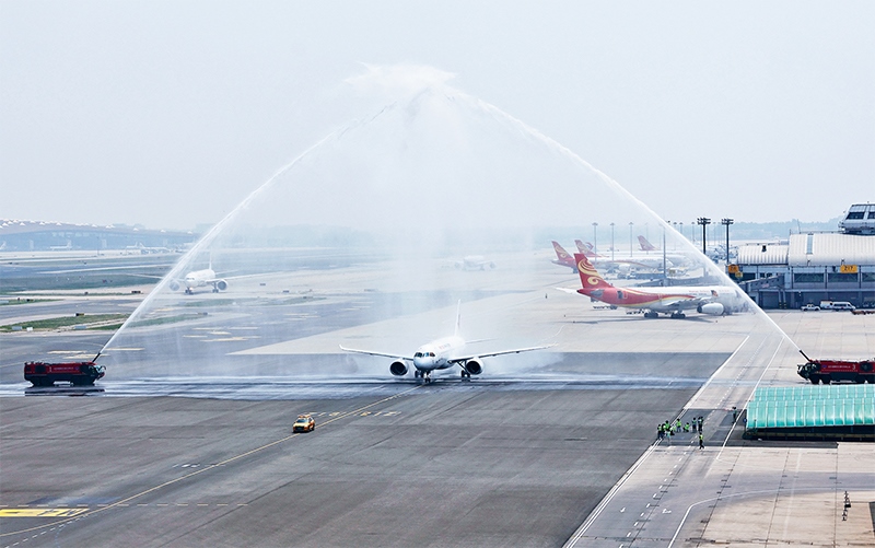 2023年5月28日，國產(chǎn)大型客機(jī)C919圓滿完成首次商業(yè)飛行，開啟市場化運(yùn)營、產(chǎn)業(yè)化發(fā)展新征程。圖為北京首都國際機(jī)場以水門禮迎接C919首個商業(yè)航班東航MU9191。 新華社發(fā) 魏萌/攝