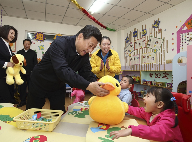 2014年1月28日，習近平總書記來到內蒙古自治區(qū)呼和浩特市兒童福利院看望孩子們并贈送新春禮物。