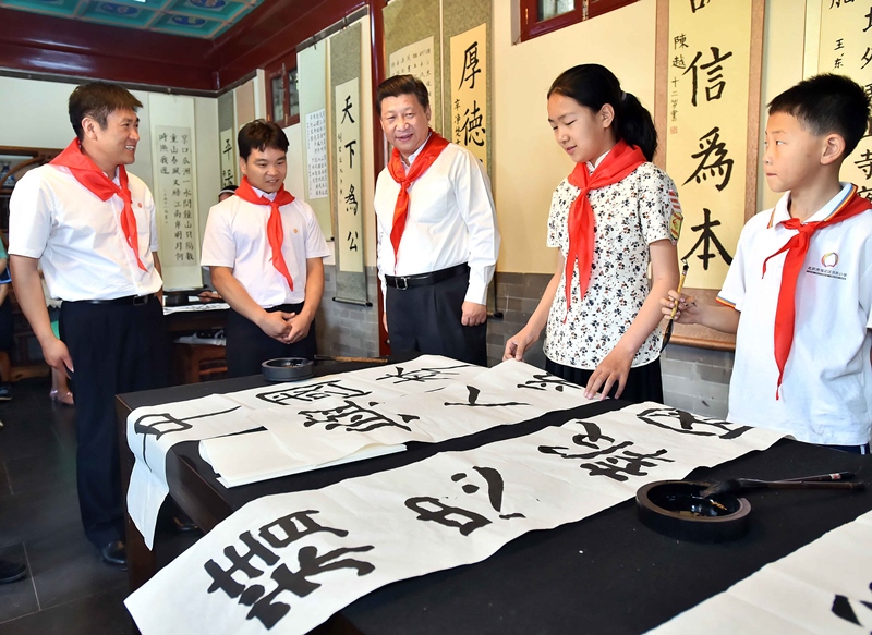 2014年5月30日，習近平總書記來到北京市海淀區(qū)民族小學，參加慶?！傲弧眹H兒童節(jié)活動。