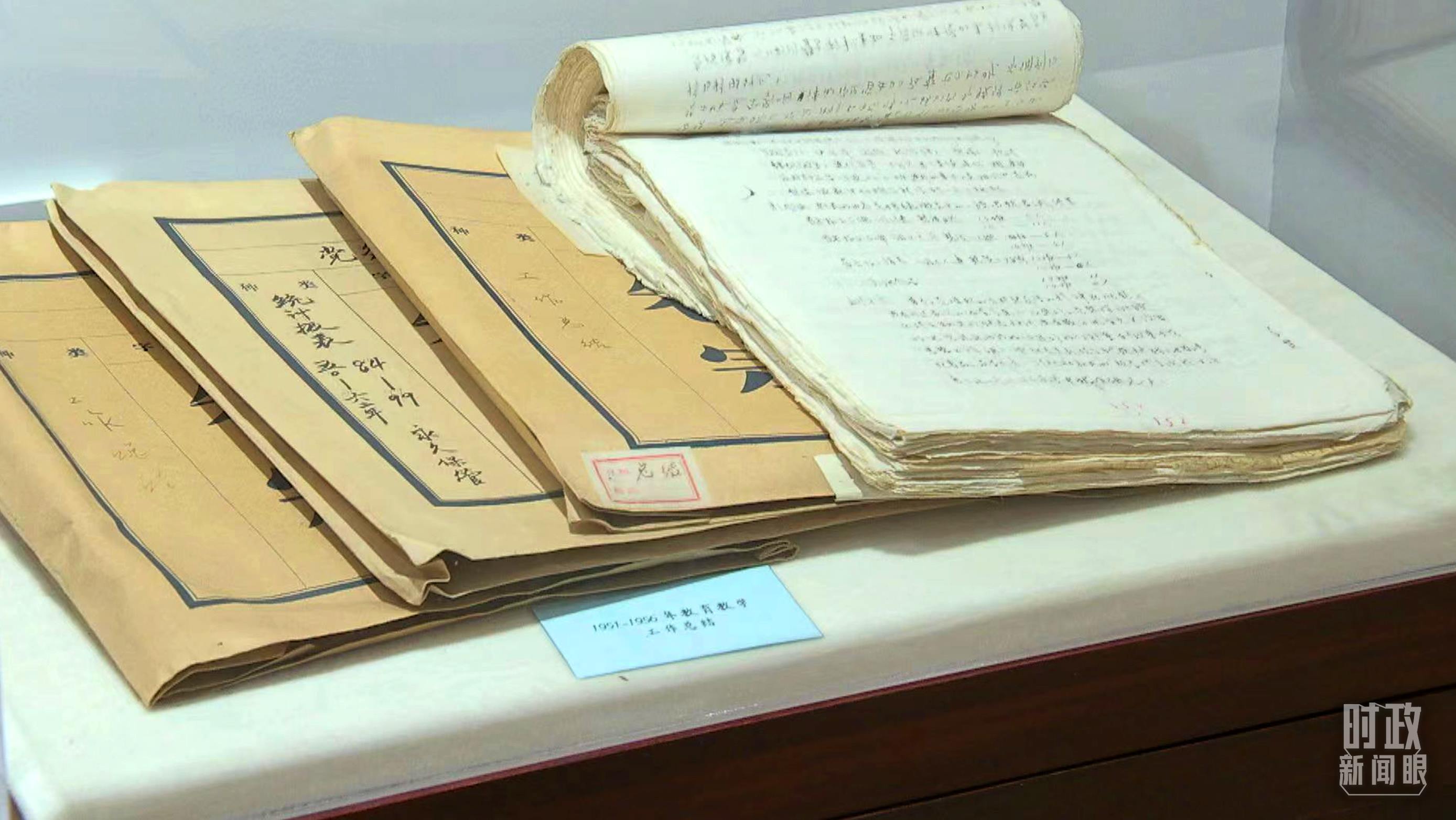 △校史館內(nèi)的教育教學(xué)工作總結(jié)展陳。（總臺(tái)央視記者金雨秋拍攝）