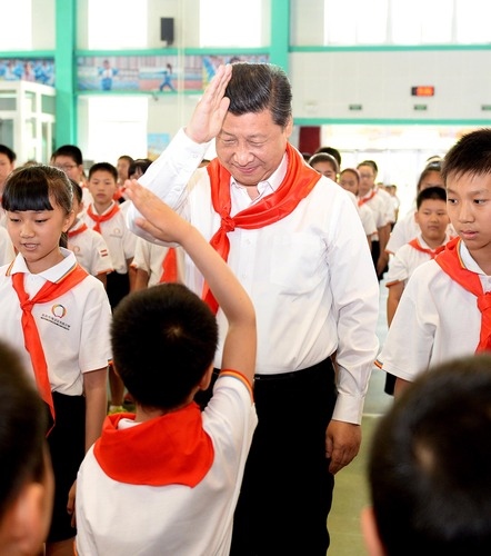 2014年5月30日，習(xí)近平總書(shū)記來(lái)到北京市海淀區(qū)民族小學(xué)，參加慶?！傲弧眹?guó)際兒童節(jié)活動(dòng)。新華社記者 李濤 攝