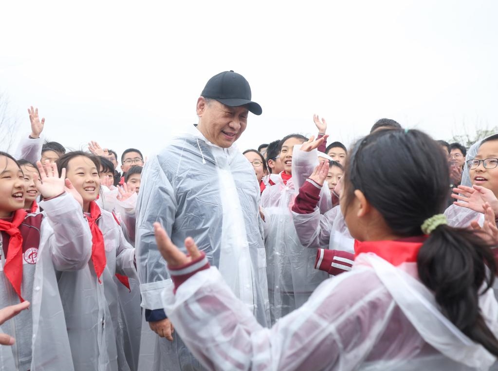 2023年4月4日，黨和國(guó)家領(lǐng)導(dǎo)人參加首都義務(wù)植樹(shù)活動(dòng)。這是植樹(shù)后，習(xí)近平總書(shū)記同在場(chǎng)的中小學(xué)生親切交談。新華社記者 鞠鵬 攝