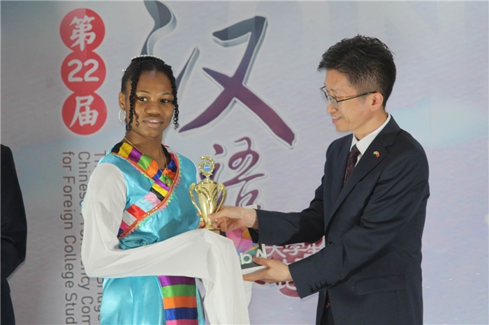 黃瑞參贊為獲獎(jiǎng)選手頒發(fā)二等獎(jiǎng)。圭亞那大學(xué)孔子學(xué)院供圖