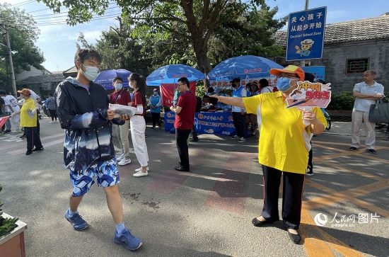 6月7日早8點(diǎn)，北京市第五中學(xué)門(mén)口考生正在按規(guī)定進(jìn)入考場(chǎng)。人民網(wǎng)記者 池夢(mèng)蕊攝