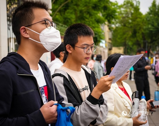 6月7日，在昆明市第五中學(xué)考場(chǎng)外，考生正利用最后時(shí)間復(fù)習(xí)備考。人民網(wǎng) 曾智慧攝