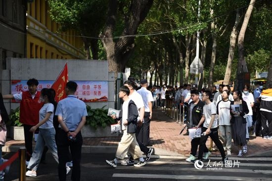 6月7日，在黑龍江省哈爾濱市第三中學(xué)高考考點(diǎn)，考生們有序進(jìn)入考場(chǎng)。人民網(wǎng)記者 蘇靖剛攝