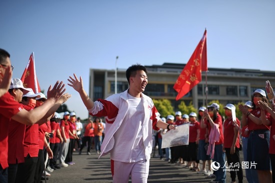 6月7日，在北京市人大附中通州校區(qū)考點(diǎn)，考生與送考老師擊掌加油。人民網(wǎng)記者 翁奇羽攝