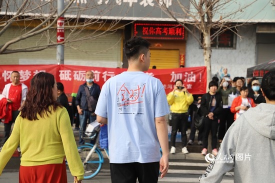 6月7日早8點(diǎn)，甘肅省蘭州市外國(guó)語(yǔ)高級(jí)中學(xué)考點(diǎn)，考生按規(guī)定進(jìn)入考場(chǎng)。人民網(wǎng)記者 黃帆攝