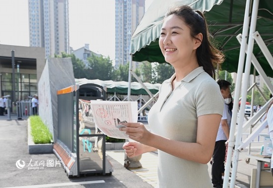 6月7日高考第一天，早上8點(diǎn)，一名考生充滿自信地步入鄭州市十一中考點(diǎn)。人民網(wǎng)記者 王玉興攝