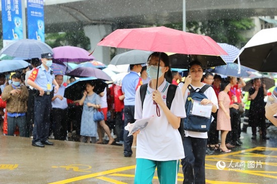 6月7日，海南華僑中學(xué)（高中部）考點(diǎn)，學(xué)子冒雨奔赴考場(chǎng)。人民網(wǎng)記者 孟凡盛攝