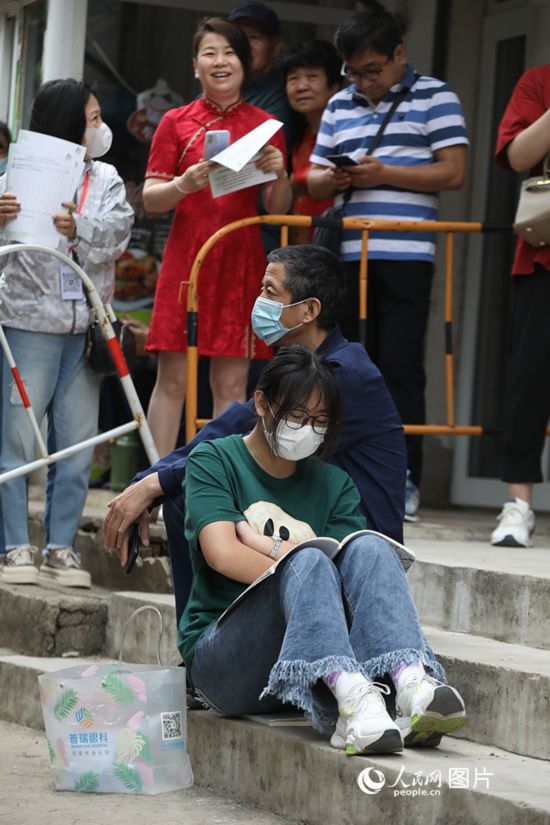 6月7日，沈陽(yáng)市第一中學(xué)，學(xué)子靠在父親身邊做最后的沖刺。人民網(wǎng) 周頌雪攝