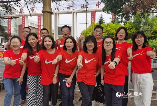 6月7日一早，陽(yáng)光明媚，天氣涼爽，在長(zhǎng)春市第八十七中學(xué)，考生們正陸續(xù)進(jìn)入考場(chǎng)。親友團(tuán)為參加高考的學(xué)子們加油鼓勁。人民網(wǎng)記者 王帝元攝