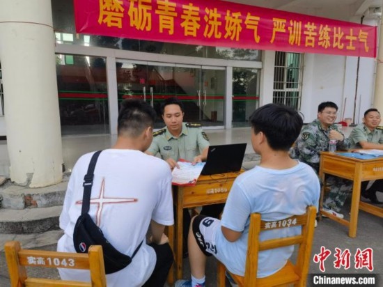 專武干部在講解相關(guān)政策。韋碩 攝