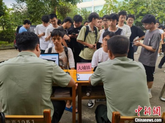專武干部在發(fā)放兵役登記證。韋碩 攝