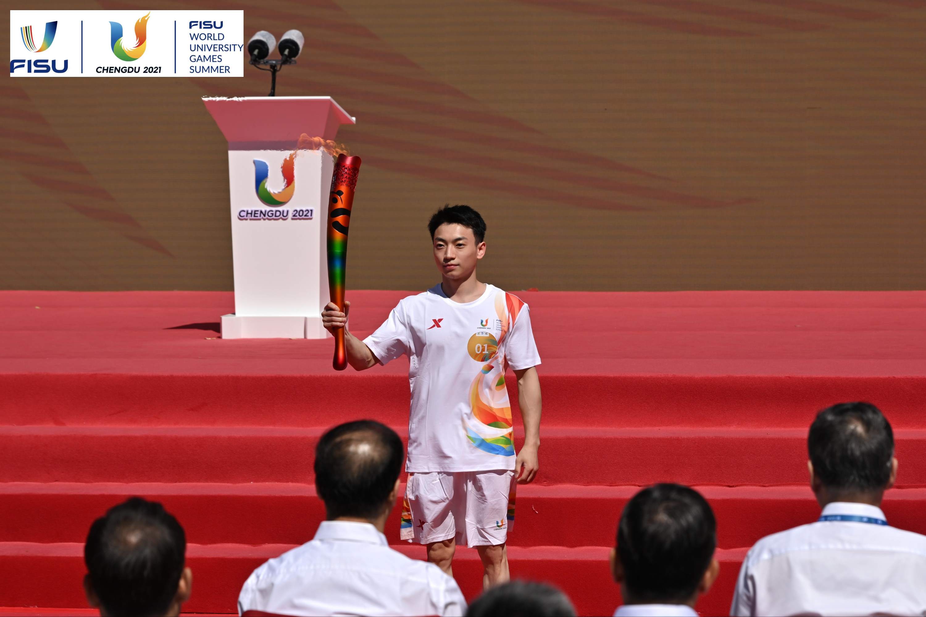 成都大運(yùn)會火炬手、奧運(yùn)冠軍鄒敬園高舉火炬。 圖片來源：成都大運(yùn)會執(zhí)委會供圖