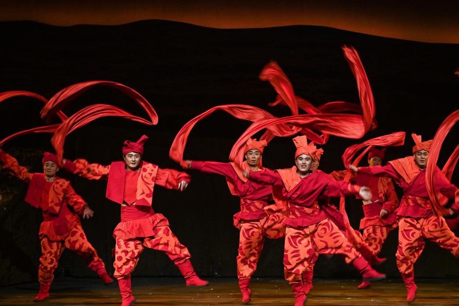 在首屆中國非物質(zhì)文化遺產(chǎn)保護(hù)年會展演活動上拍攝的陜北秧歌劇《米脂婆姨綏德漢》演出現(xiàn)場。新華社記者 鄒競一 攝
