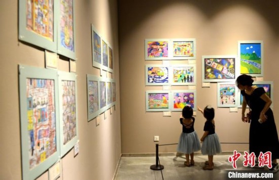 圖為家長帶著孩子參觀展覽。呂明 攝
