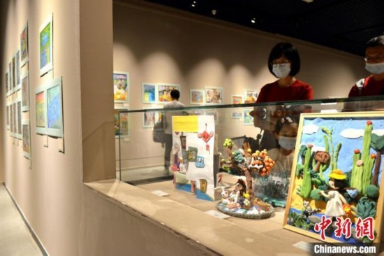 圖為家長帶著孩子參觀展覽。呂明 攝
