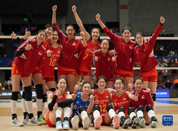 6月3日，中國(guó)隊(duì)球員在比賽后慶祝勝利。當(dāng)日，在日本名古屋舉行的2023世界女排聯(lián)賽分站賽中，中國(guó)隊(duì)以3比1戰(zhàn)勝荷蘭隊(duì)。新華社記者 張笑宇 攝