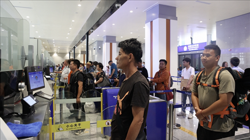 6月13日，乘坐中老鐵路國際旅客列車的旅客在磨憨邊檢大廳排隊候檢。李揚 攝