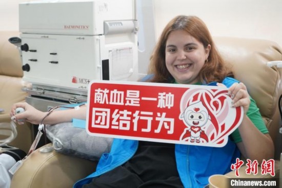 6月13日，在第20個世界獻血者日前夕，20名在贛留學生組團前往血站獻血。吳迪 攝
