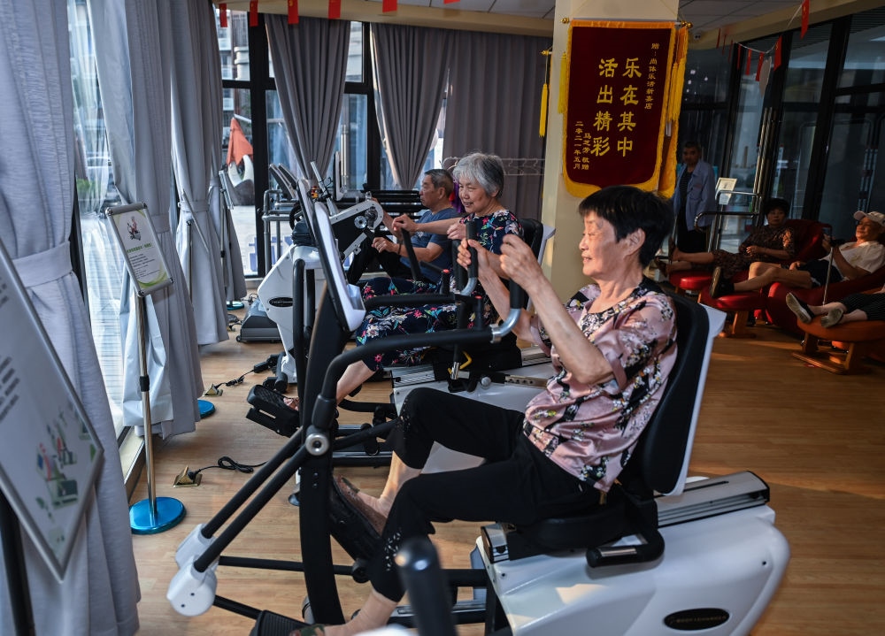 在浙江嘉興市南湖區(qū)新嘉街道電子社區(qū)鄰里中心的長者運(yùn)動健康之家內(nèi)，老人們在進(jìn)行器械鍛煉（2023年6月14日攝）。新華社記者 徐昱 攝
