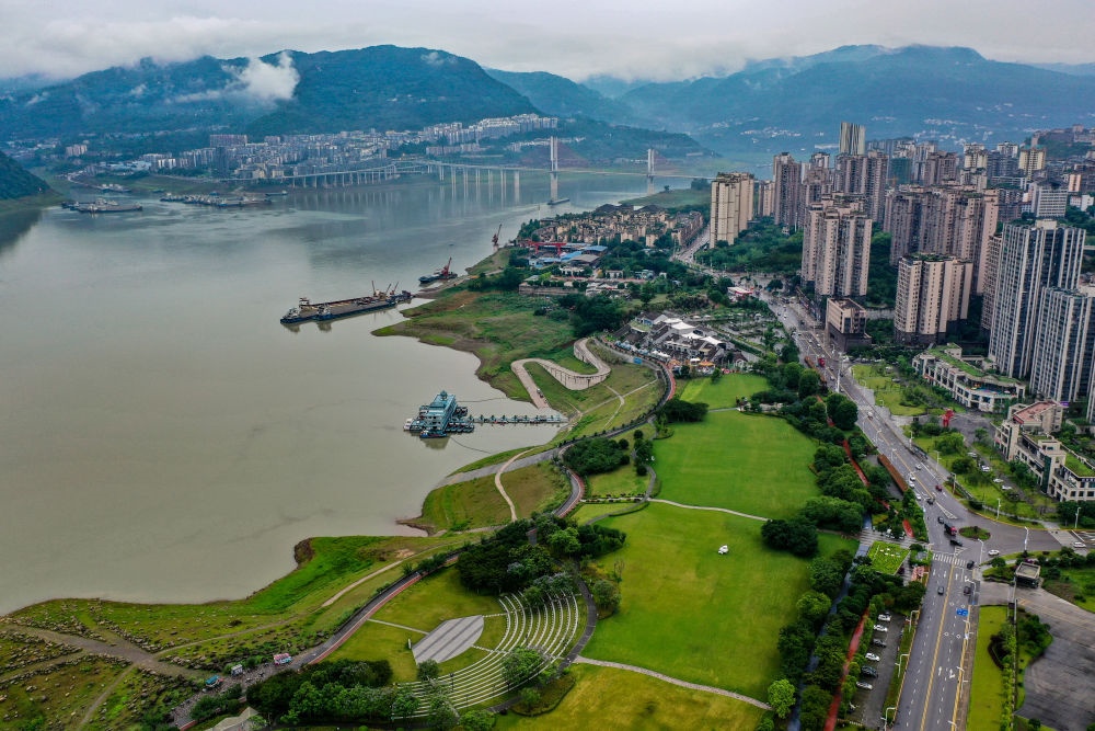 這是2023年6月7日拍攝的位于重慶市云陽縣的云陽城區(qū)環(huán)湖綠道（無人機(jī)照片）。當(dāng)?shù)貙⑸鷳B(tài)治理與生態(tài)修復(fù)結(jié)合起來，兼顧城市旅游和運(yùn)動休閑等功能需要，打造環(huán)縣城兩江四岸33公里綠道。新華社記者 唐奕 攝