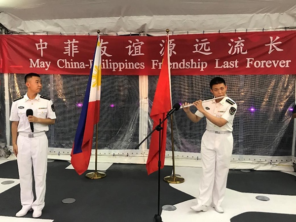 艦上官兵表演歌舞、民樂、武術(shù)等節(jié)目。中國駐菲律賓大使館供圖