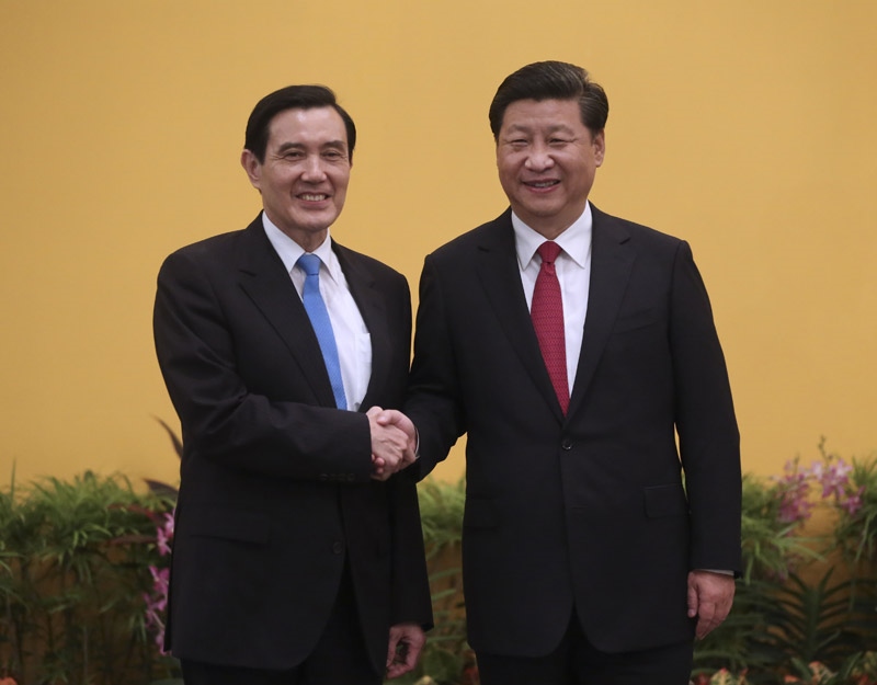 2015年11月7日，兩岸領(lǐng)導(dǎo)人會面在新加坡香格里拉大酒店舉行。這是習(xí)近平主席與時任臺灣地區(qū)領(lǐng)導(dǎo)人馬英九握手。