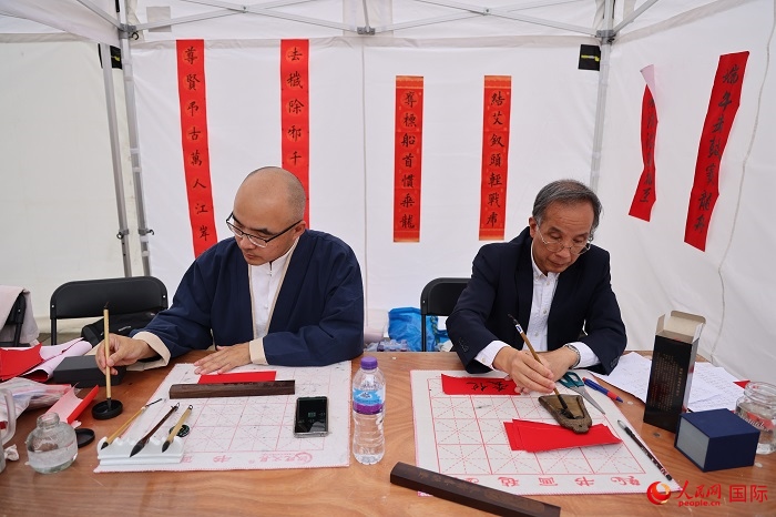 活動(dòng)現(xiàn)場的中國書法展示。人民網(wǎng)記者 邢雪攝