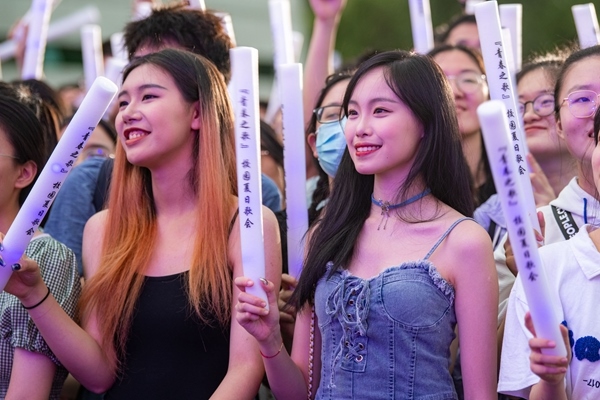 場下觀眾十分熱情。人民網(wǎng)記者 翁奇羽攝