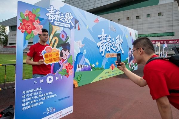 學(xué)生在市集打卡拍照。人民網(wǎng)記者 翁奇羽攝
