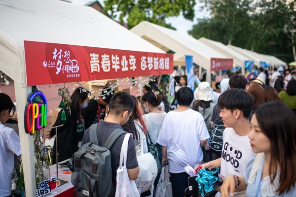 市集現(xiàn)場。人民網(wǎng)記者 翁奇羽攝