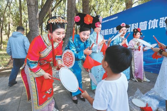 昨天上午，“奮進新征程 建功新時代”2023年懷柔區(qū)第十八屆京韻滿鄉(xiāng)文化旅游節(jié)正式開幕，豐富多彩的文化演出吸引大批游客來此體驗別具特色的滿族文化。本報記者 甘南攝