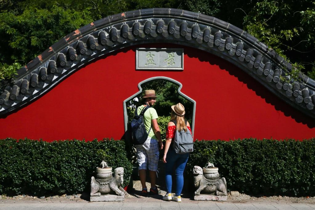 在比利時布呂熱萊特市，游客參觀天堂動物園的中國園。