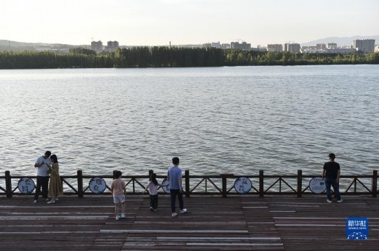 6月23日，游人在三門峽市黃河公園內(nèi)休閑。