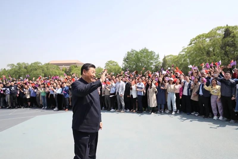 2021年4月19日，在清華大學(xué)建校110周年校慶日即將來(lái)臨之際，習(xí)近平來(lái)到清華大學(xué)考察。圖為習(xí)近平離開(kāi)學(xué)校時(shí)，同師生們揮手致意。新華社記者 鞠鵬 攝