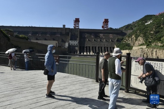 6月23日，游人在黃河三門峽大壩風景區(qū)內(nèi)游覽。