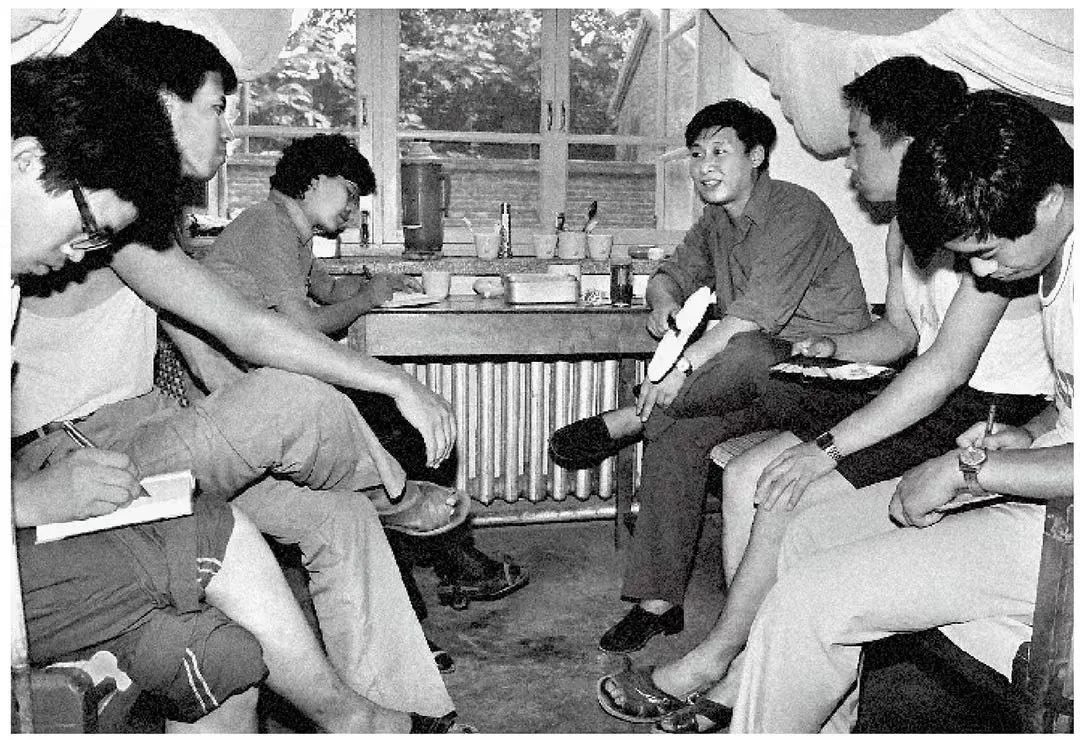 1984年7月29日，習(xí)近平與中國(guó)人民大學(xué)暑期社會(huì)實(shí)踐團(tuán)成員在正定縣政府招待所宿舍座談。（圖源：《習(xí)近平與大學(xué)生朋友們》）