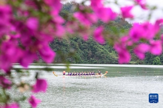 6月22日，重慶市酉陽土家族苗族自治縣酉水河鎮(zhèn)河灣村，參賽選手進行龍舟比賽。