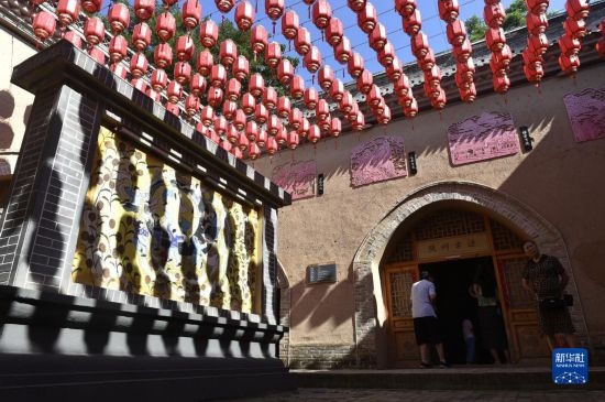 6月23日，游人在三門峽市陜州地坑院景區(qū)內(nèi)游覽。