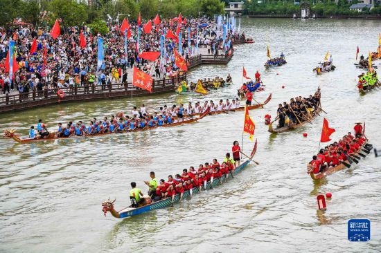 6月23日，在貴州省黔東南苗族侗族自治州施秉縣舉行的獨木龍舟節(jié)上，獨木龍舟進行水上巡游。