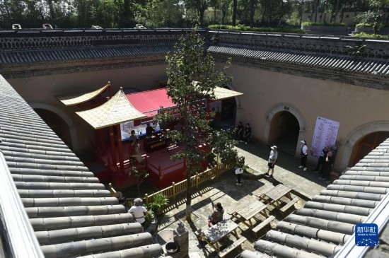 6月23日，游人在三門峽市陜州地坑院景區(qū)內(nèi)游覽。