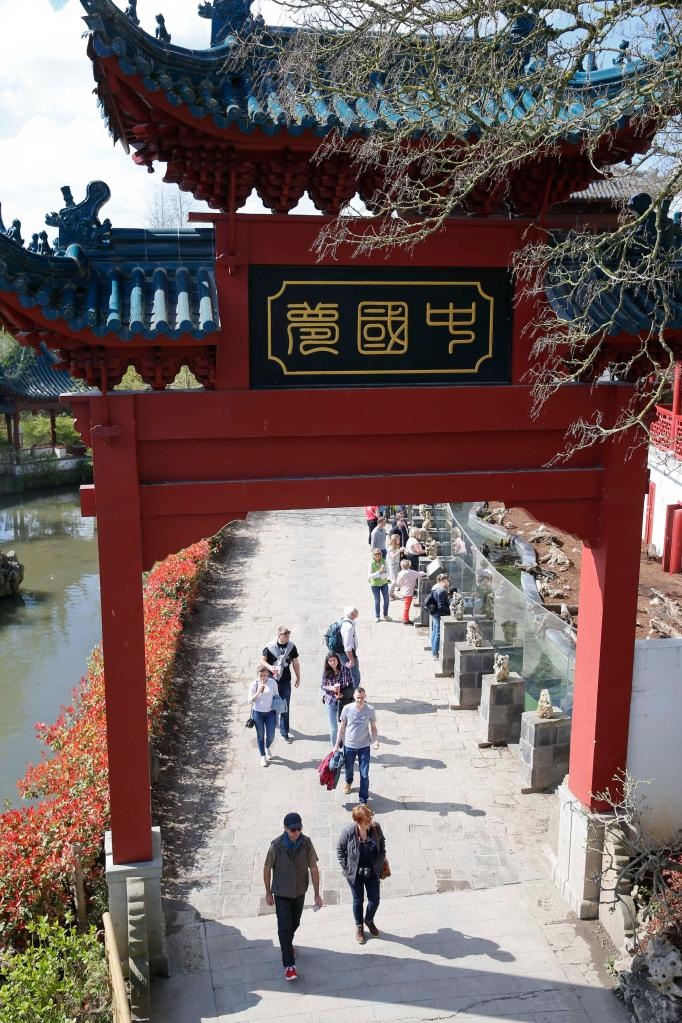 在比利時天堂動物園的中國園，游客從牌樓下走過。