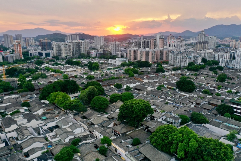 2021年7月10日，夕陽(yáng)映照下的福州三坊七巷文化歷史街區(qū)。