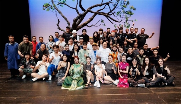 《斷金》百場演職人員合影。龍馬社供圖