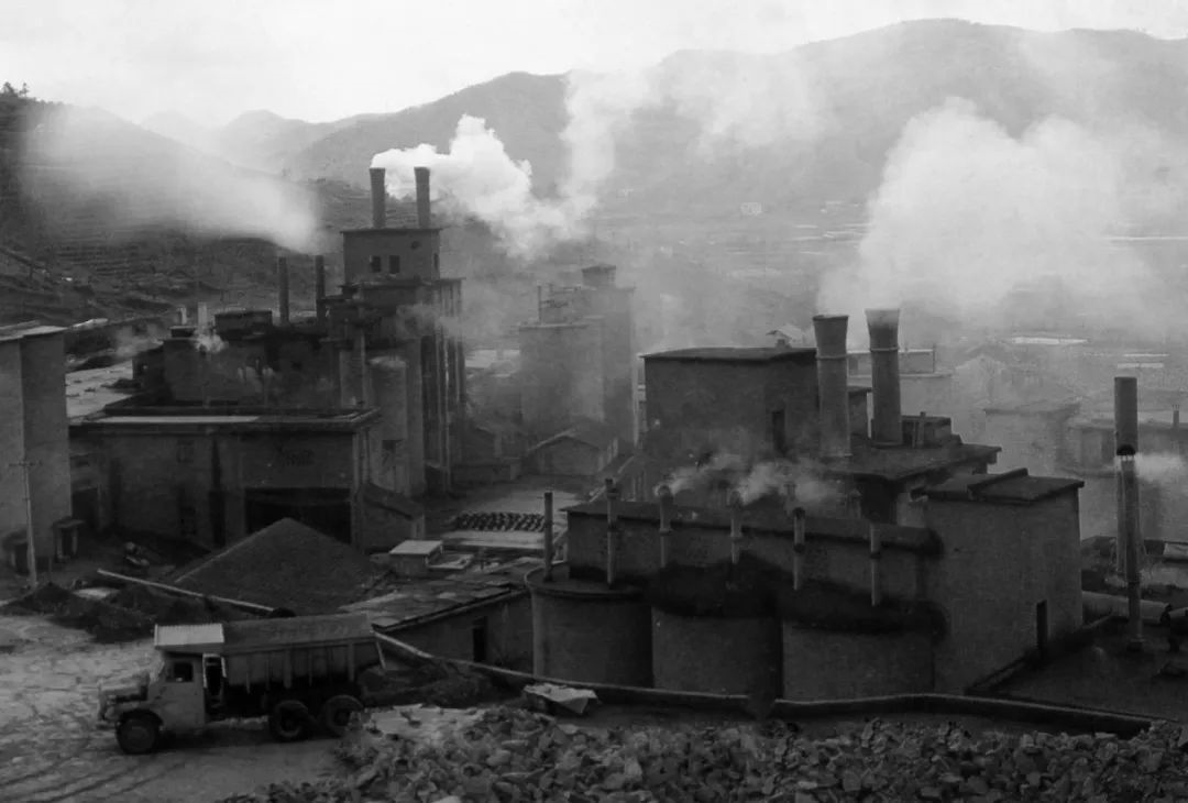 上世紀(jì)80年代，余村開(kāi)礦山、辦水泥廠。（圖源：安吉縣委宣傳部）